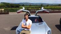 Gareth Bale dengan mobil Mercy-nya (brilio)