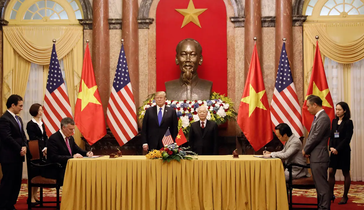 Presiden AS Donald Trump dan Presiden Vietnam Nguyen Phu Trong menyaksikan penandatanganan Ketua Bamboo Airways Trinh Van Quyet dan CEO Boeing Commercial Airplanes Kevin McAllister jelang KTT AS-Korut kedua di Hanoi (27/2). (AFP Photo/Luong Thai Linh)