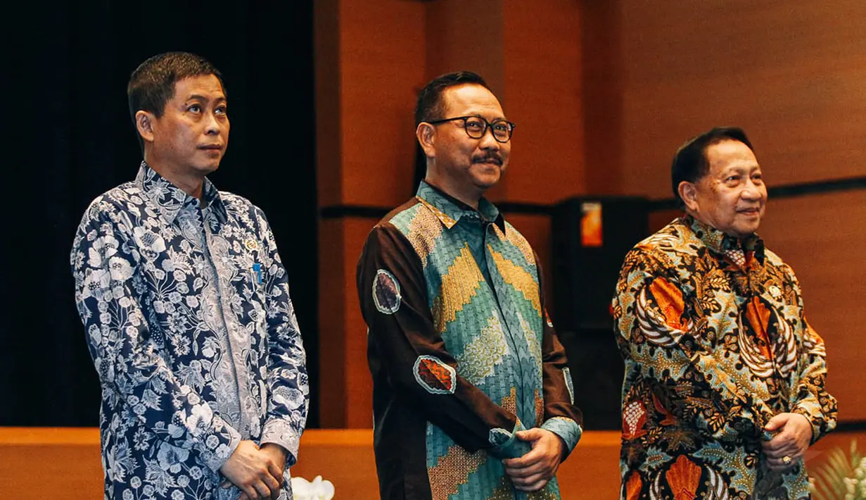 Ignasius Jonan (kiri), Bambang Susantono (tengah) dan EE Mangindaan (kanan) di acara Sertijab Menteri Perhubungan, Jakarta, Kamis (30/10/2014). (Liputan6.com/Faizal Fanani)