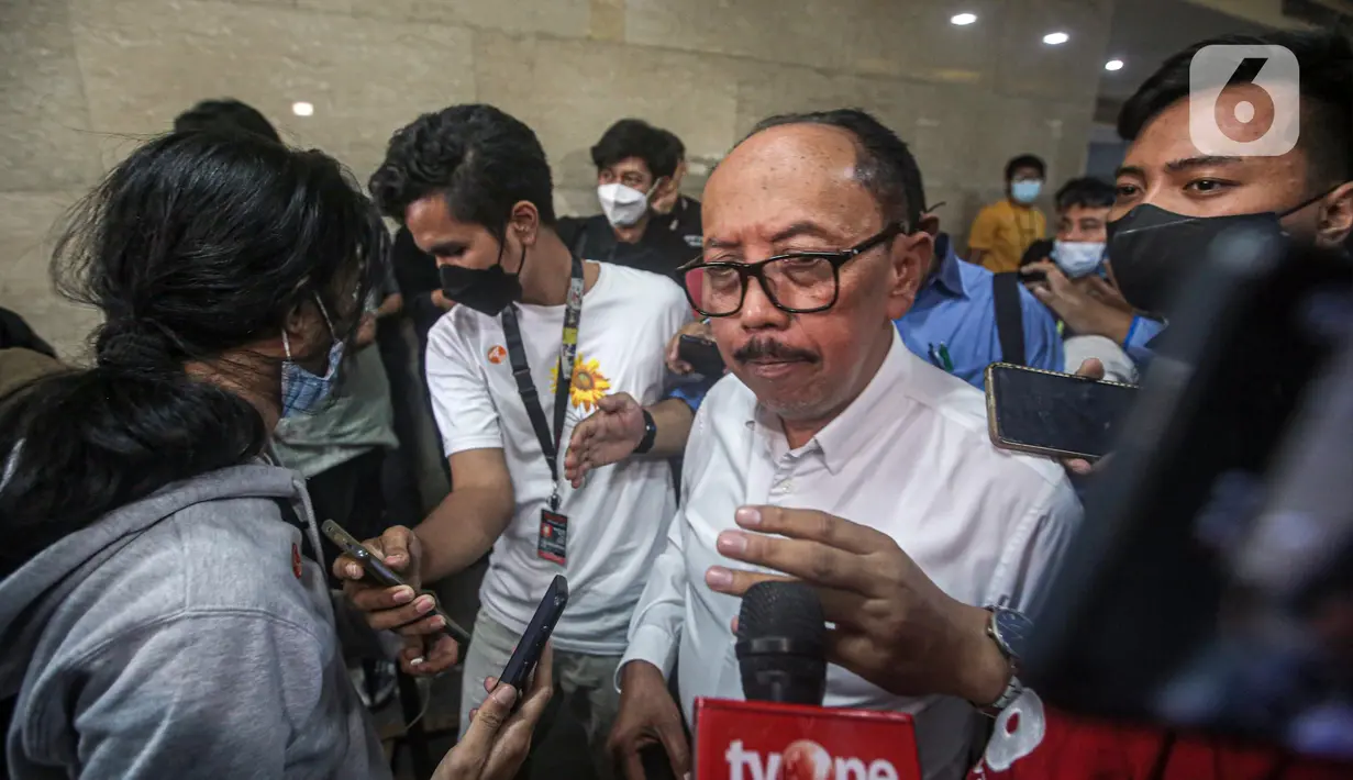 Wakil Ketua LPSK Achmadi usai menemui Bharada E di Gedung Bareskrim Mabes Polri, Jakarta, Selasa (9/8/2022). Kedatangan LPSK untuk berkoordinasi ke penyidik Bareskrim soal permohonan justice collaborator (JC) Bharada E di kasus tewasnya Brigadir Nofriansyah Yoshua Hutabarat atau Brigadir J. (Liputan6.com/Faizal Fanani)
