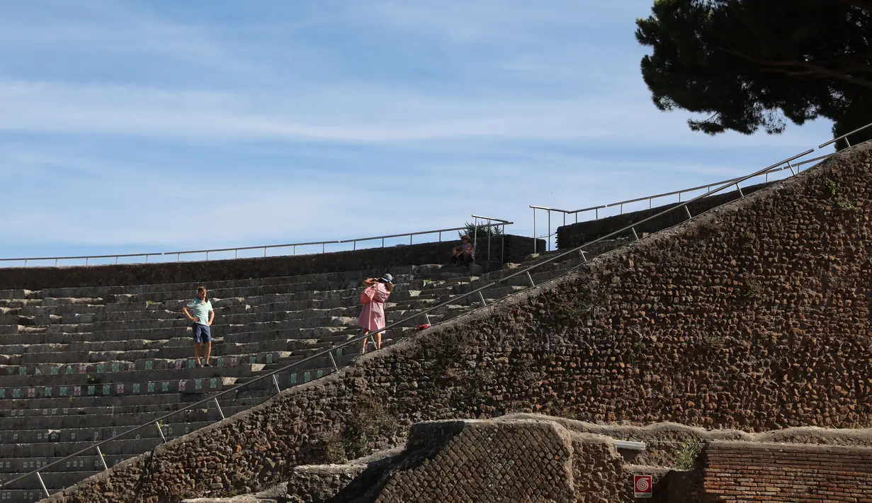 Orang-orang mengabadikan gambar di Taman Arkeologi Ostia Antica, Roma, Italia, 19 Agustus 2020. Ostia Antica merupakan situs arkeologi besar dari abad ke-4 SM yang berada dekat kota modern Ostia. (Xinhua/Cheng Tingting)