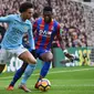 Bek MU Timothy Fosu-Mensah (kanan) yang tengah menjalani masa pinjaman di Crystal Palace menjaga winger Manchester City Leroy Sane. (AFP/Glyn Kirk)