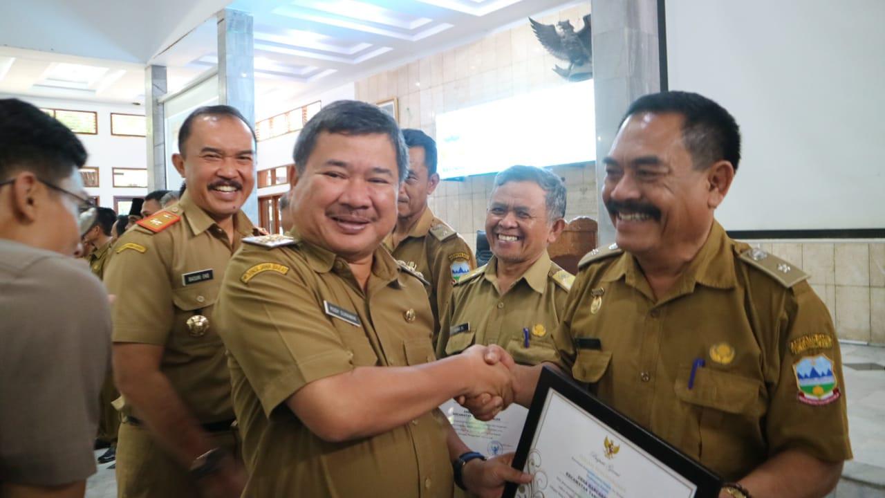 Bupati Garut Rudy Gunawan, memberikan penghargaan bagi aparat berprestasi dalam capaian pajak