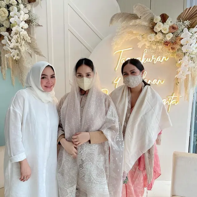 6 Potret Rieta Amilia Bareng Nagita Slavina dan Caca Tengker, Selalu Kompak