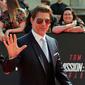 Aktor ganteng, Tom Cruise berpose setibanya di World premiere film terbarunya, Mission: Impossible Fallout di Paris, Kamis (12/7). Film Mission: Impossible 6 ini dipenuhi dengan adegan menentang kematian dan aksi nekat lainnya. (AP/Thibault Camus)