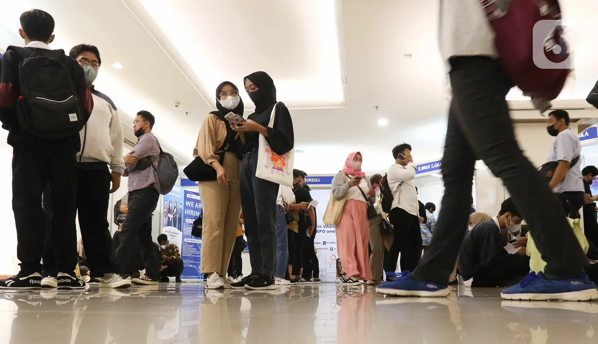 Pencari kerja mengamati puluhan stan perusahaan di Jakarta Job Fair 2022, di Plaza Semanggi, Jakarta, Rabu (26/10/2022). Bursa lowongan kerja yang diikuti 40 perusahaan dengan 6822 lowongan pekerjaan ini dipenuhi pencari kerja dari berbagai wilayah Jabodetabek dan sekitarnya. (Liputan6.com/Herman Zakharia)