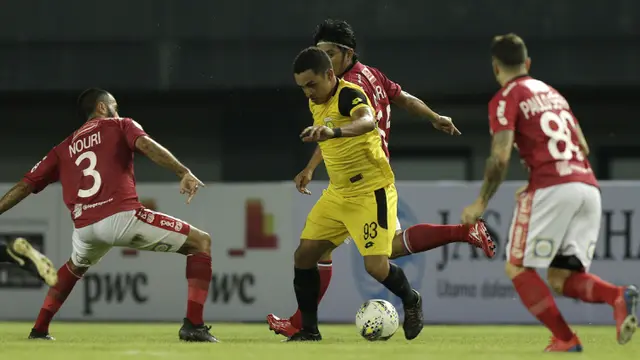Gelandang Bhayangkara FC, Rubens Raimundo, berusaha melewati gelandang Bali United, Brwa Nouri, pada laga Piala Presiden 2019. (Bola.com/Yoppy Renato)