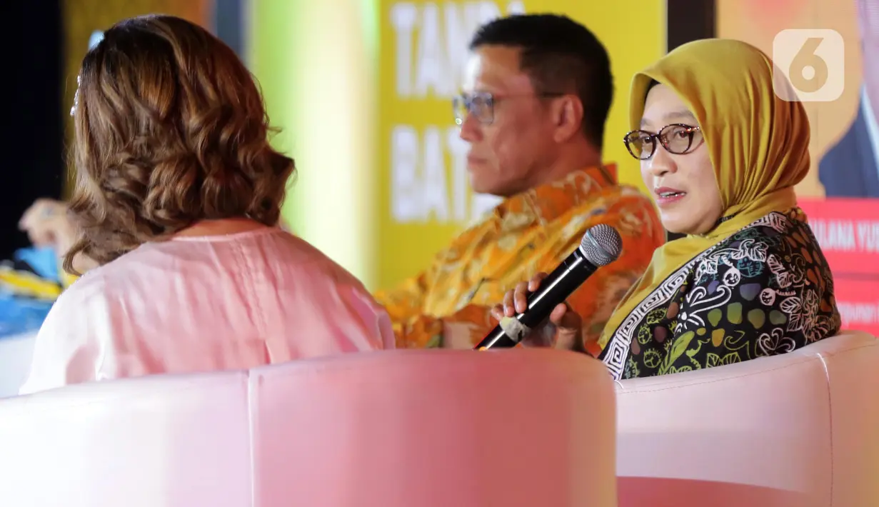 Sekretaris Daerah Provinsi Kalimantan Timur Sri Wahyuni saat diskusi Lintas Generasi: Geliat Industri Hiburan dan Pariwisata Pasca Pandemi yang digelar pada ajang Festival 6 di Senayan Park, Jakarta, Minggu (9/7/2023). (Liputan6.com/Helmi Fithriansyah)