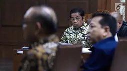 Terdakwa dugaan suap pembangunan PLTU Riau-1,Idrus Marham menyimak keterangan Mantan Ketua DPR, Setya Novanto saat sidang lanjutan dugaan suap pembangunan PLTU Riau-1, Pengadilan Tipikor, Jakarta, Selasa (19/2). (Liputan6.com/Helmi Fithriansyah)