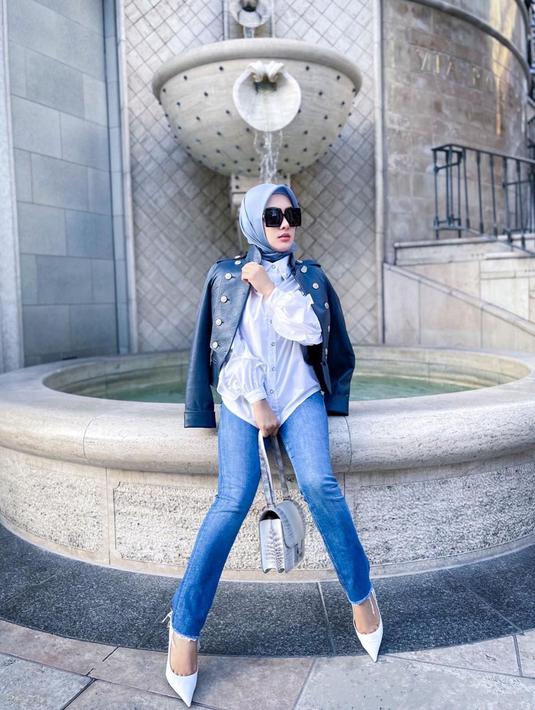Gaya penampilan Syahrini yang kasual satu ini pun bisa dijadikan sebagai inspirasi. Memadukan jaket kulit hitam, Syahrini terlihat santai dengan kemeja serata celana jeans yang memiliki warna senada dengan hijab yang digunakan. (Liputan6.com/IG/@princessyahrini)