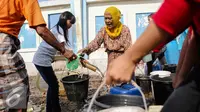 Sejumlah warga mengisi ember mereka dengan air bersih kawasan Muara Angke, Jakarta, Selasa (4/8/2015). Memasuki musim kemarau, warga kesulitan mendapatkan air bersih karena beberapa sumber air mengalami kekeringan. (Liputan6.com/Faizal Fanani)