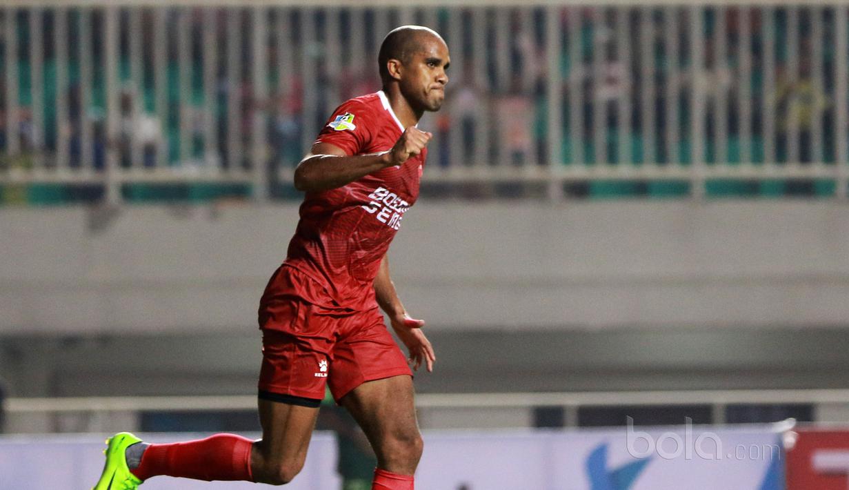 Pemain PSM Makassar, Reinaldo Elias Da Costa mencatatkan namanya sebagai salah satu pemain tersubur di Liga 1 2017 dengan mengoleksi tujuh gol hingga pekan ke-11 dan menduduki peringkat ketiga. (Bola.com/Nicklas Hanoatubun)
