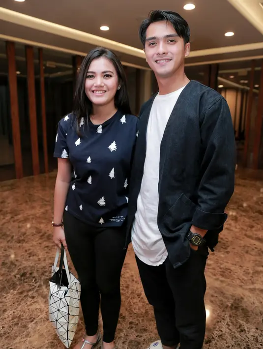 "Biasanya kalo lebaran ada seragam, jadi tergantung panitianya. Panitianya kan yang udah tua-tua tuh. Kalo mereka bikin ya kita yang muda ikutan aja, berpartisipasi," kata Ricky Harun ditemui di kawasan Kebon Jeruk. (Adrian Putra/Bintang.com)