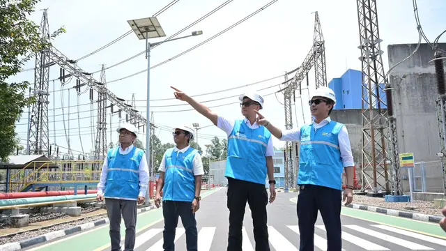 Direktur Utama PLN, Darmawan Prasodjo berdiskusi bersama Direktur Utama PLN Energi Primer Indonesia (EPI), Rakhmad Dewanto saat meninjau PLTGU Cilegon. (Foto: PLN)