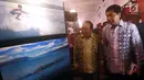 Anggota DPR RI Komisi XI Maruarar Sirait (kanan) didampingi Ketua DPRD Sumatera Utara Wagirin Arman (kiri) meninjau pembukaan pameran Foto Toba Nauli 2017 di Museum Mandiri, Jakarta, Kamis (27/7). (Liputan6.com/Pool)