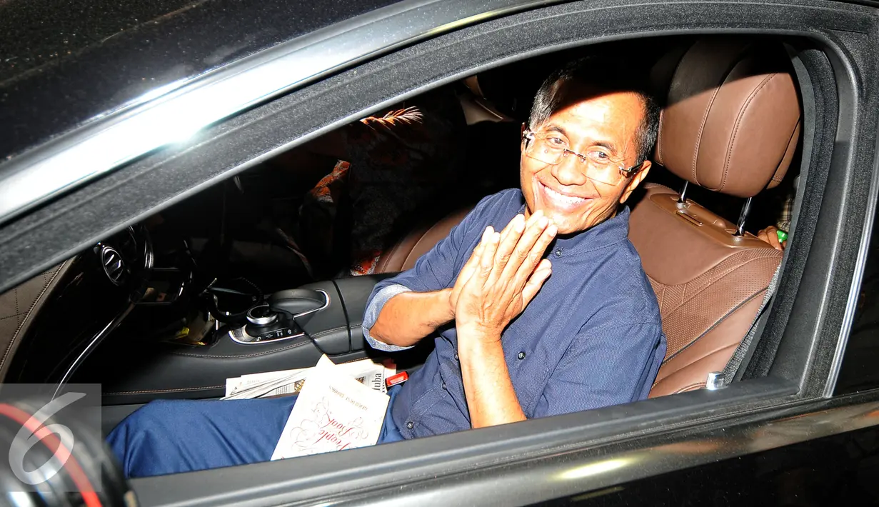 Mantan Menteri BUMN, Dahlan Iskan segera memasuki mobilnya usai menjalani pemeriksaan di Bareskrim Mabes Polri, Jakarta, Senin (22/6/2015). (Liputan6.com/Yoppy Renato)