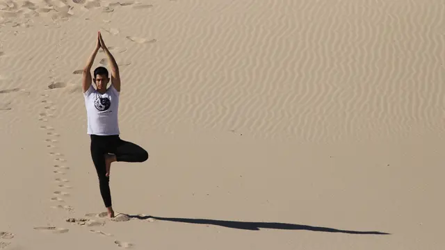 Relaksasi Yoga di Tengah Gurun Pasir