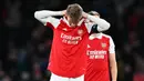 Pemain Arsenal, Martin Odegaard, tampak lesu setelah kalah adu penalti dari Sporting CP pada leg kedua babak 16 besar Liga Europa di Stadion Emirates, Jumat (17/3/2023). (AP Photo/Ian Walton)