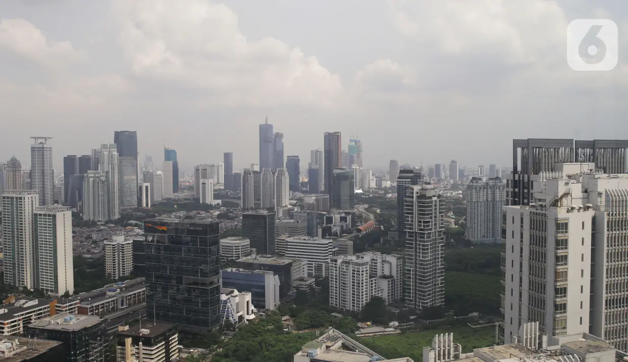 Suasana gedung pencakar langit di Jakarta, Selasa (15/11/2022). Berdasarkan data Kementerian Investasi, ekonomi AS per kuartal III adalah 1,8%, sementara ekonomi Korea Selatan adalah 3,1%. (Liputan6.com/Johan Tallo)
