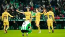 Pemain Barcelona Ferran Torres (kiri), Sergio Busquets (kedua kiri), dan Frenkie de Jong (kedua kanan), dan Franck Kessie merayakan kemenangan atas Real Betis pada akhir pertandingan sepak bola Liga Spanyol di Stadion Benito Villamarin, Seville, Spanyol, 1 Februari 2023. Barcelona genap mengoleksi 50 poin dan unggul 8 poin dari Real Madrid usai menang 2-1 atas Real Betis pada lanjutan Liga Spanyol. (AP Photo/Jose Breton)