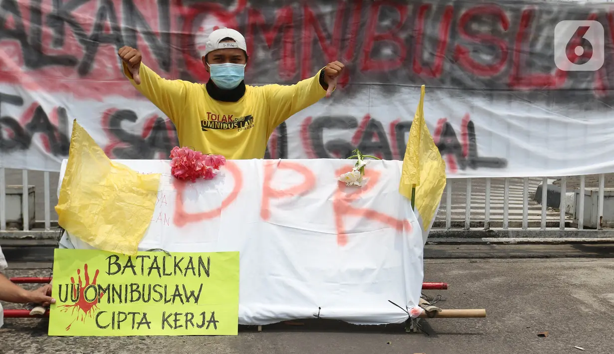 Buruh melakukan aksi teatrikal di kawasan MM 2100, Cikarang, Kabupaten Bekasi, Jawa Barat, Selasa (6/10/2020). Aksi mogok kerja dari tanggal 6-8 Oktober tersebut akibat pengesahan RUU Cipta Kerja oleh DPR dan Pemerintah RI. (Liputan6.com/Herman Zakharia)