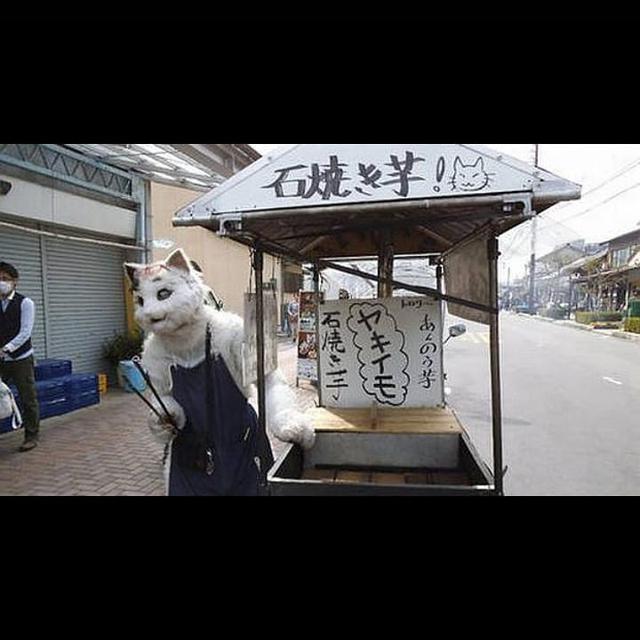 6 Potret Orang Pakai Kostum Nyeleneh Saat Jual Makanan