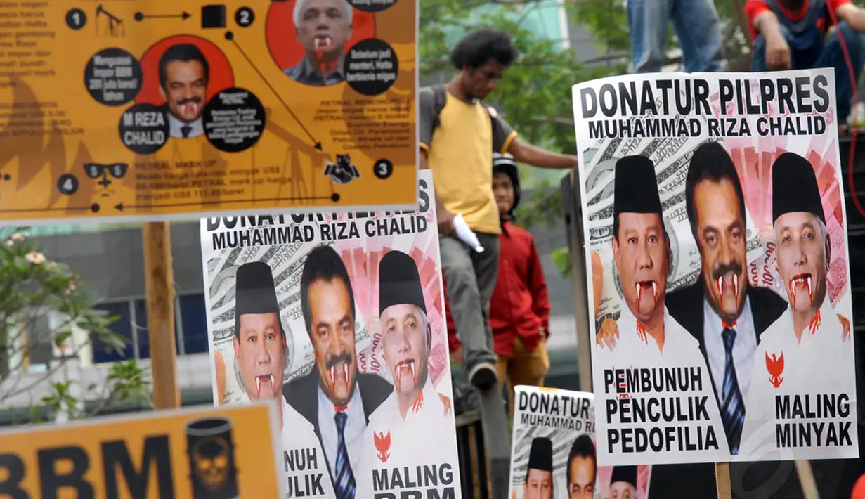 Dalam aksinya, massa juga membawa poster-poster gambar Hatta Rajasa dan Muhammad Riza Chalid, Jakarta, Kamis (3/7/14). (Liputan6.com/Miftahul Hayat) 