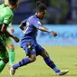 Pemain Muda Persib Bandung, Billy Keraf saat melawan PS TNI pada lanjutan Liga 1 2017 di Stadion Pakansari, Bogor (22/4/2017). (Bola.com/Nicklas Hanoatubun)