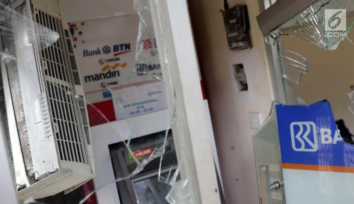 Kondisi Anjungan Tunai Mandiri (ATM) yang porak poranda akibat kericuhan massa aksi di sekitar Gedung Bawaslu, Jalan MH Thamrin, Jakarta, Kamis (23/5/2019). Sebelumnya, aksi unjuk rasa yang dilakukan massa pada Rabu (23/5) berakhir ricuh. (Liputan6.com/Helmi Fithriansyah)