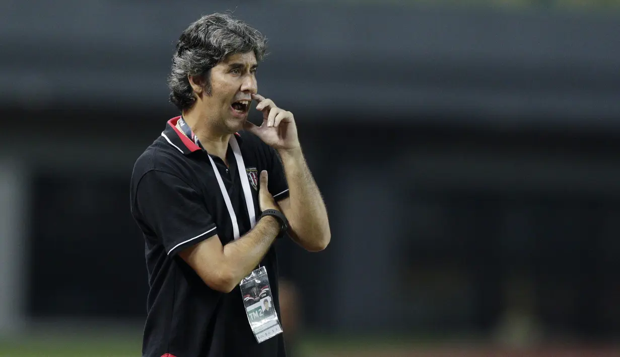Pelatih Bali United, Stefano Cugurra Teco, saat melawan Semen Padang pada laga Piala Presiden 2019 di Stadion Patriot, Jawa Barat, Senin (11/3). Bali United menang 2-1 atas Semen Padang. (Bola.com/M Iqbal Ichsan)
