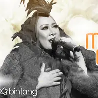 Melly Goeslaw, penyanyi sekaligus penulis lagu andal yang telah mencetak banyak hits. (Foto: Nurwahyunan/Bintang.com, Desain: Nurman Abdul Hakim/Bintang.com)