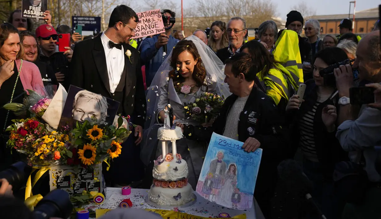 Stella Moris diberikan pisau untuk memotong kue pengantin setelah menikah dengan Pendiri WikiLeaks Julian Assange pada layanan pernikahan kecil yang diadakan dalam penjara keamanan tinggi Belmarsh, London, Inggris, 23 Maret 2022. (AP Photo/Matt Dunham)
