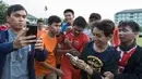 Sejumlah The Jakmania mendekati penyerang Persija Jakarta, Bambang Pamungkas usai mengikuti latihan bersama tim Macan Kemayoran jelang Piala Presiden 2015 di Lapangan Yon Zikon 14, Jakarta, Senin (24/8/2015). (Bola.com/Vitalis Yogi Trisna)
