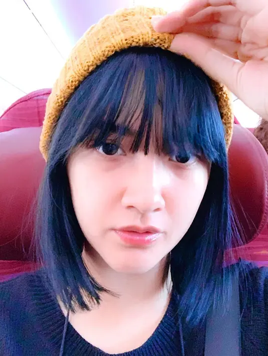 Kecantikan pemeran hits FTV semakin terlihat saja saat berponi seperti ini. Apalagi dengan gaya rambut sebahunya, membuat Nadya Arina terlihat begitu memesona. Gaya santainya ini sukses bikin netizen memujinya cantik. (Liputan6.com/IG/@nadyaarina)