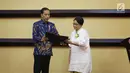 Presiden Joko Widodo (Jokowi) dan Menlu RI, Retno Marsudi saat menghadiri peringatan 50 tahun ASEAN di Jakarta, Jumat (11/8). Dideklarasikan di Bangkok pada 8 Agustus 1967, anggota ASEAN telah bertambah menjadi 10 Negara. (Liputan6.com/Angga Yuniar)