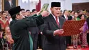 Komjen Firli Bahuri mengucapkan sumpah jabatan saat pelantikan di Istana Negara, Jakarta, Jumat (20/12/2019). Komjen Firli Bahuri ditetapkan sebagai Ketua KPK, Alexander Marwata, Lili Pintauli Siregar, Nurul Ghufron, dan Nawawi Pomolango sebagai wakil Ketua. (Foto: Biro Pers Setpres)