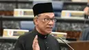 Ketua Partai Keadilan Rakyat Malaysia, Anwar Ibrahim mengucapkan sumpah jabatan dalam upacara pelantikan di Gedung Parlemen, Kuala Lumpur, Senin (15/10). Anwar Ibrahim dilantik sebagai anggota parlemen setelah memenangkan pemilu sela. (MOHD RASFAN/AFP)