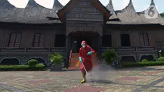 Petugas pemadam kebakaran melakukan penyemprotan cairan disinfektan tempat wisata di Taman Mini Indonesia Indah (TMII), Jakarta, Rabu (10/6/2020). Penyemprotan dilakukan untuk mencegah penyebaran virus corona COVID-19. (merdeka.com/Imam Buhori)