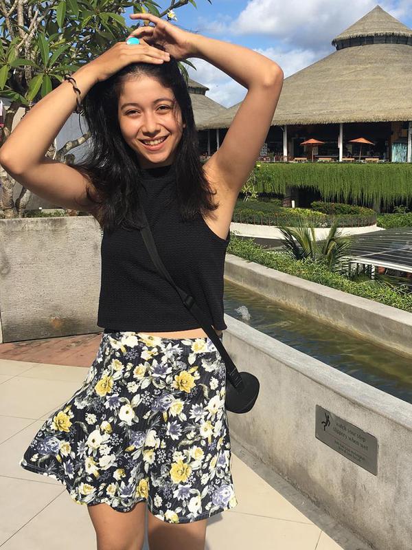 Selly Ambar Marino yang berdarah blasteran Bali-Italia ini selalu berpenampilan kasual namun tetap kece. (Liputan6.com/IG/@ambarmarino)