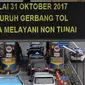 Kepadatan lalu lintas saat penerapan dengan kartu e-Toll di gerbang tol Semanggi 2, Jakarta, Selasa (31/10). Semua transaksi di jalan tol wajib menggunakan uang elektronik atau e-money per 31 Oktober 2017. (Liputan6.com/Angga Yuniar)