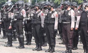 Personel Polri mengikuti apel gabungan gelar pasukan di Silang Monas, Jakarta, Senin (11/4/2022). Polda Metro Jaya mengerahkan sebanyak 5.620 pasukan gabungan Polri-TNI dalam rangka pengamanan aksi unjuk rasa BEM SI. (Liputan6.com/Herman Zakharia)