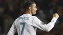 Pemain Real Madrid, Cristiano Ronaldo merayakan golnya ke gawang APOEL Nicosia pada laga Liga Champions grup H di GSP stadium, Nicosia, (21/11/2017). Madrid menang 6-0. (AP/Petros Karadjias)
