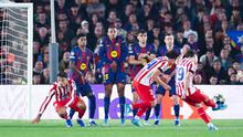 Pemain Atletico Madrid, Julian Alvarez, melepaskan tendangan bebas ke gawang Barcelona pada leg pertama perempat final Liga Champions 2025/2026 di Stadion Camp Nou, Kamis (9/4/2026). (AFP/Josep Lago)
