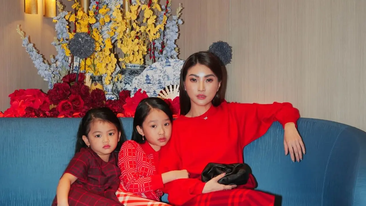 Potret Sarwendah dan dua anak perempuannya (Sumber: Instagram/@sarwendah29)