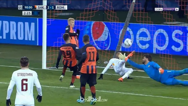 Bek AS Roma, Bruno Peres menggagalkan usaha pemain Shakhtar Donetsk untuk cetak gol ketiga. This video is presented by Ballball.