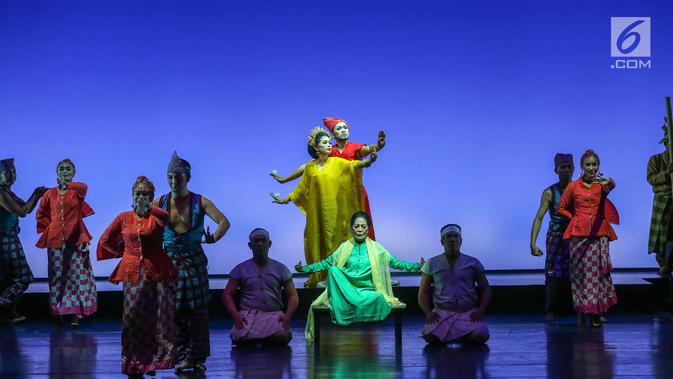 Sejumlah pemain mempersembahkan pertunjukan teater I LA GALIGO di Ciputra Artpreneur Theater, Jakarta, Rabu (3/6/2019). Sebanyak 70 instrumen musik, mulai dari instrumen tradisional Sulawesi, Jawa, dan Bali dimainkan 12 musisi. (Liputan6.com/Fery Pradolo)