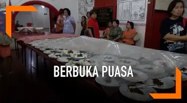 Sebuah Klenteng di Bojonegoro Jawa Timur menyediakan makanan berbuka bagi warga muslim yang sedang menjalankan ibadah puasa.