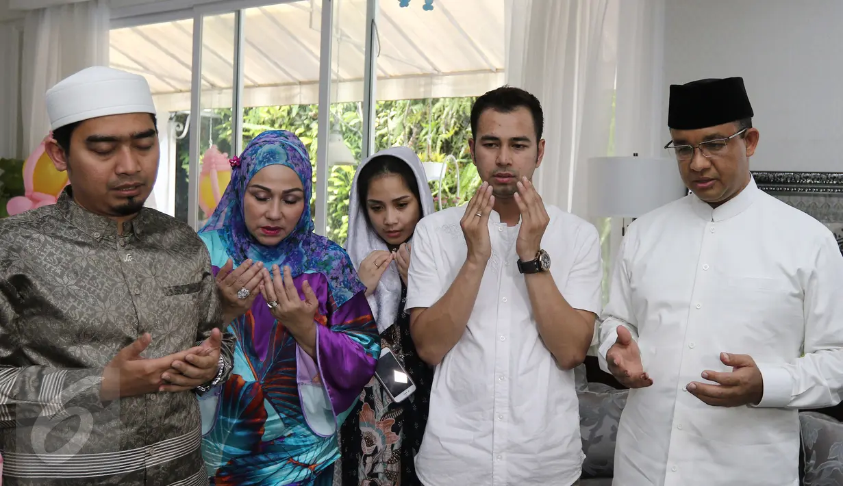Ustadz Solmet mendoakan Raffi dan Nagita menghadiri syukuran ulang tahun Raffi dan Nagita di Kawasan Cinere, Depok, Sabtu (18/2). Tampak Anies Baswedan ikut menghadiri acara tersebut. (Liputan6.com/Herman Zakharia)