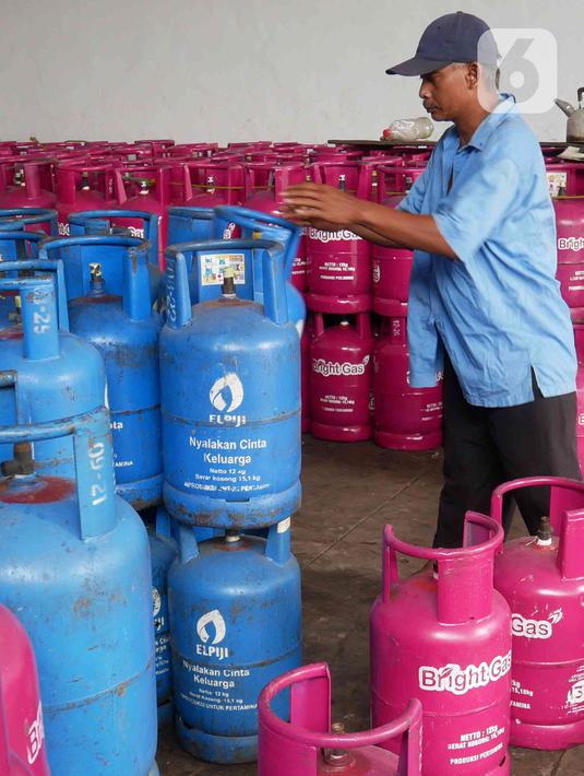 Petugas menata tabung gas LPG non-subsidi di sebuah agen gas di kawasan Jakarta, Kamis (30/12/2021). Pertamina memastikan stok LPG nasional, baik LPG PSO maupun Non PSO, dalam kondisi aman menjelang pergantian Tahun Baru 2022. (Liputan6.com/Angga Yuniar)