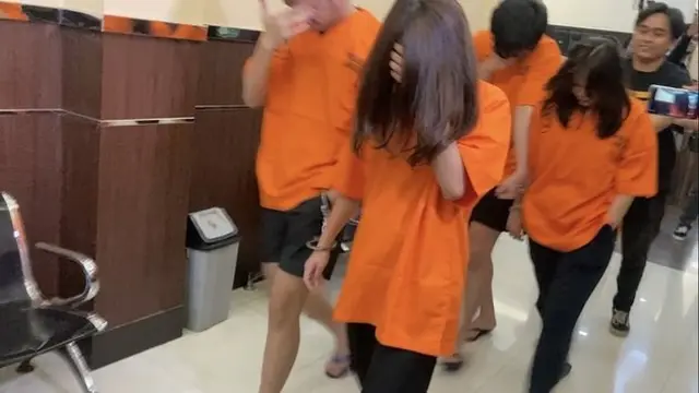 7 Potret Chandrika Chika Pakai Baju Tahanan, Ganja Cair Jadi Barang Bukti